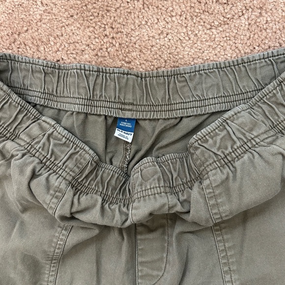 Old Navy Women’s Cargo Pants in Forest Green - Picture 4 of 4